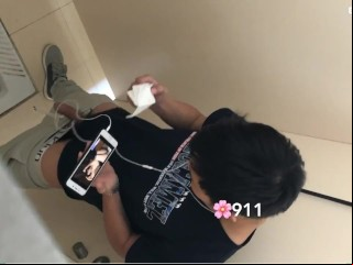 男孩因痉挛缺乏而被监视，保持接近传播，使排便增加至精液中