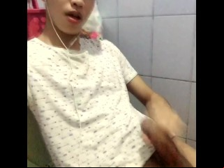 年轻的亚洲墨小剃须刀痉挛缺乏与卡明占主导地位一起强调厕所
